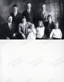 Maki family: Oscar and Julia Koivula (sister of Anna). Lilja sitting on lap. Oiva and Oscar (sons) at back. Missing: Tiami (daughter) Matti Kantokoski with wife Anna (Koivula) and children Eeva Annikki and Veikko Vesa